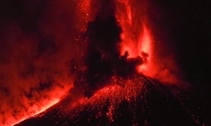 На Сицилии снова активизировался вулкан Этна (Фото, Видео)