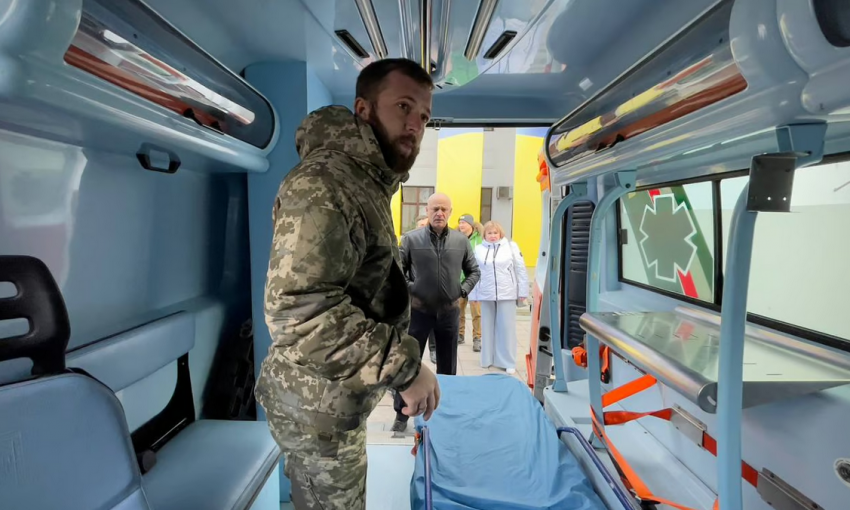 Одесские военные медики получили две машины "скорой помощи"