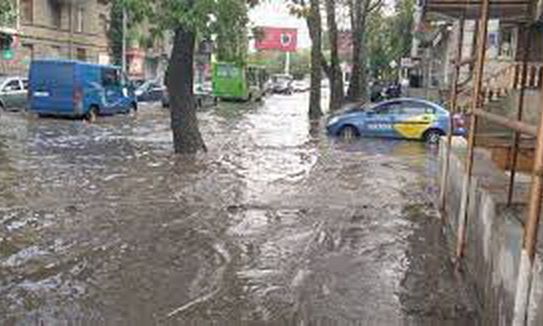 Одесские улицы оказались под водой, есть перебои в движении общественного транспорта (+ВИДЕО)
