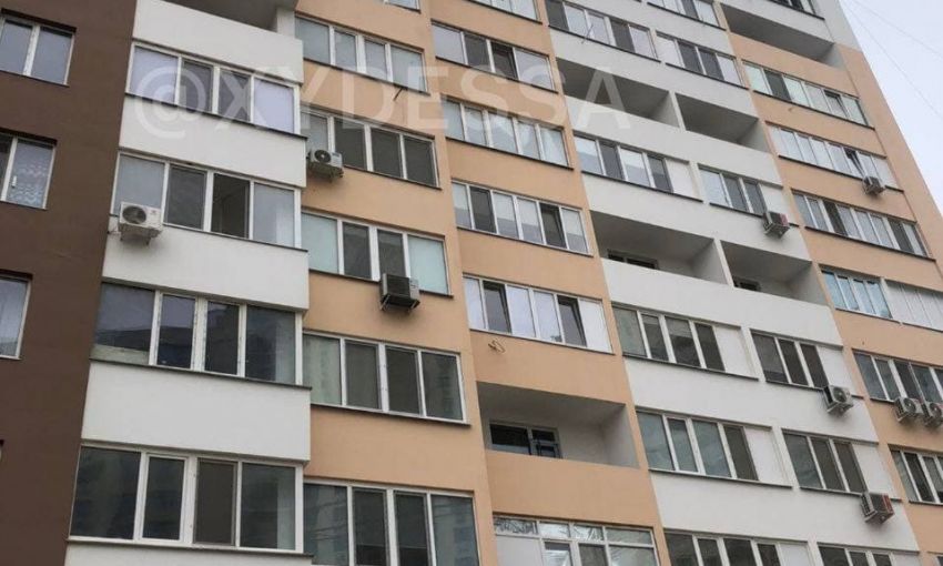 В Одессе строительный кран влетел в жилую квартиру