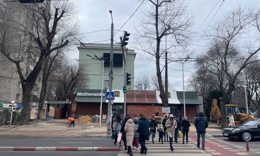 В Одессе на территории одного из ресторанов McDonald’s началось проведение ремонтных работ