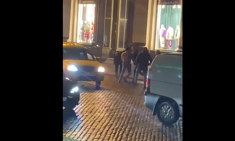 На Пушкинской ночью два пешехода устроили потасовку с водителем. Видео