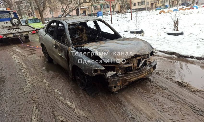 Сегодня ночью в Одессе было горячо - тушили авто и квартиру