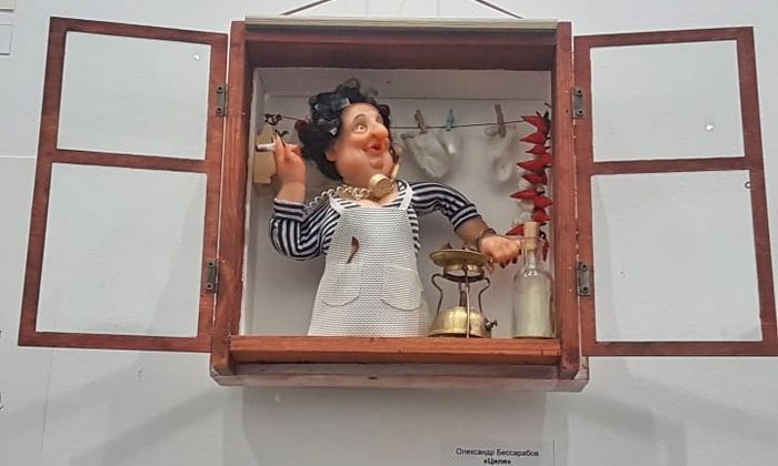 В Одесском музее выставили куклы в окошках – зарисовки одесской жизни