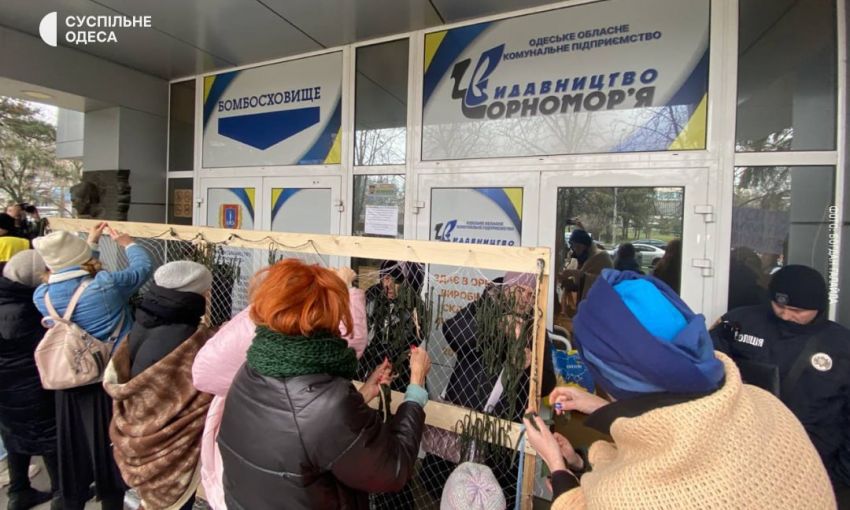 В Одессе скандал с волонтерами: не пускают в здание, где они работали