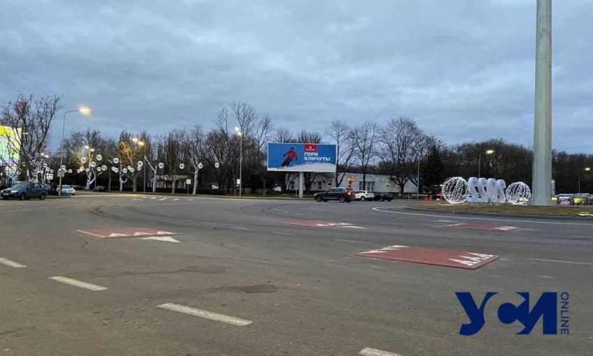 Одесские коммунальщики увеличили количество «берлинских подушек» перед аэропортом