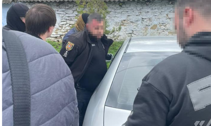 Хотел убежать и выкинул деньги с окна авто: как прошло задержание полицейского-взяточника