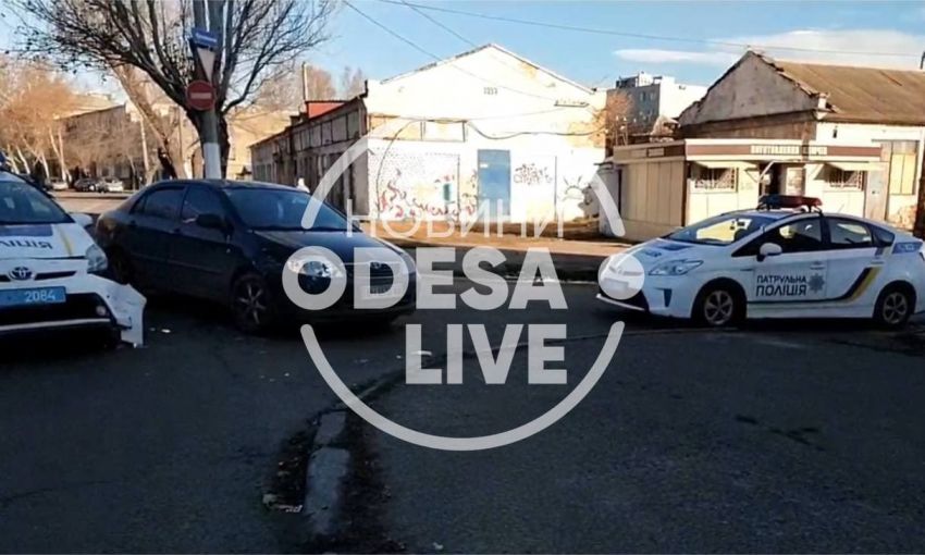 В Одессе произошло столкновение двух иномарок, одна из которых - полицейская (Видео)