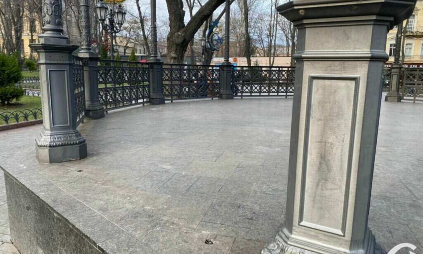 У знаменитой ротонды одесского городского сада пропали три кованных секции