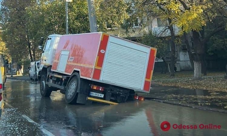Ирония судьбы: в Одессе автомобиль дорожников оказался в дорожной яме