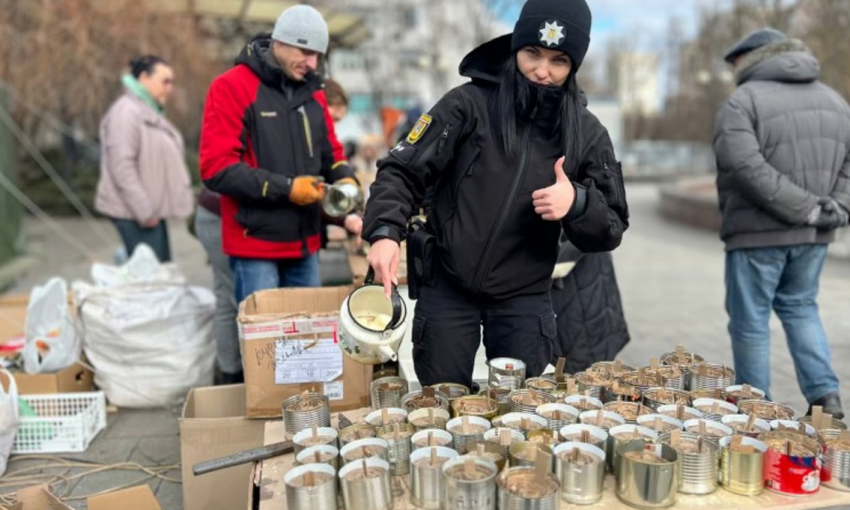 Одесские полицейские изготовили окопные свечки для украинских защитников на фронте