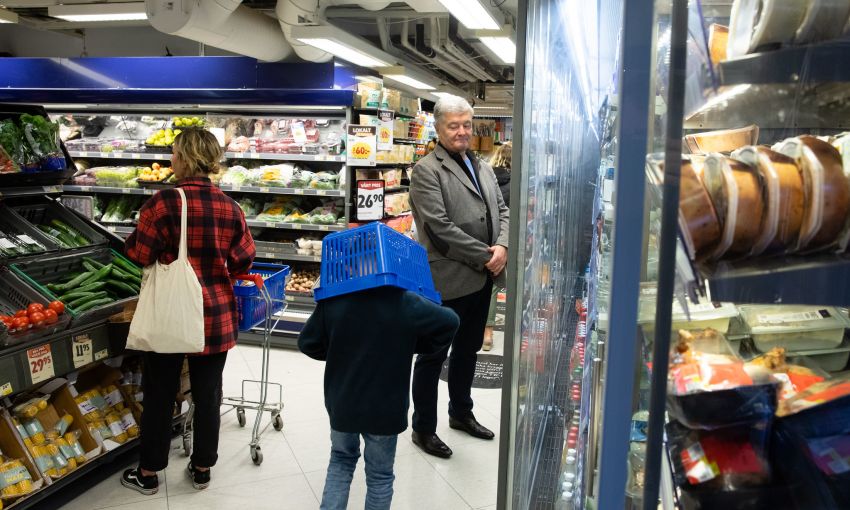 Казусное фото Порошенко в иностранном супермаркете породило волну шуток в сети