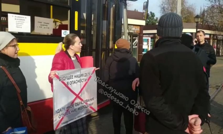 Одесские противники иммунизации заблокировали передвижной пункт в трамвае (видео)