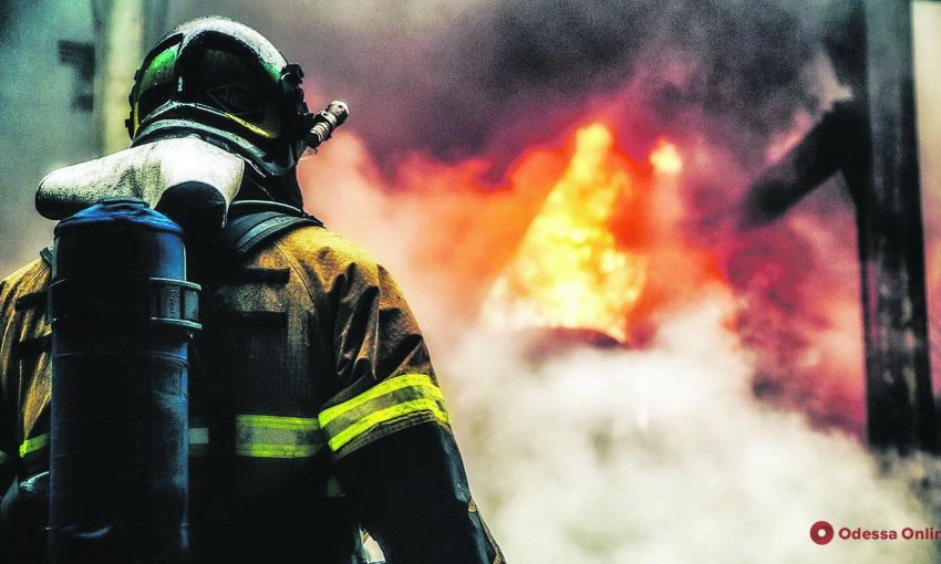 В Суворовском районе Одессы горела квартира: спасатели спасли человека
