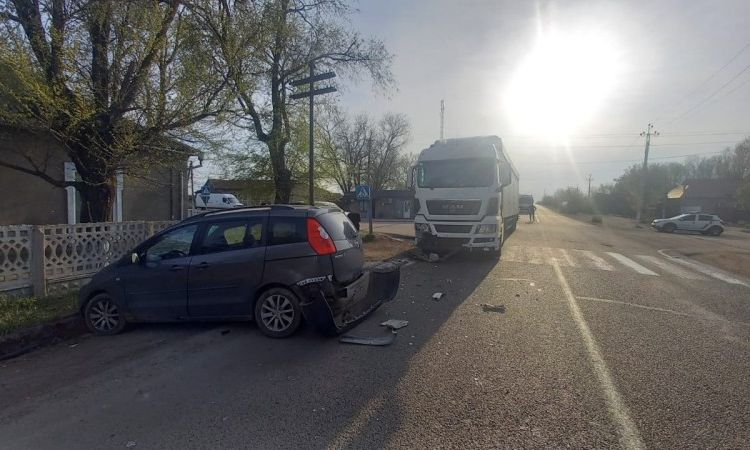 Легковушка въехала в грузовик в Белгород-Днестровском районе, есть пострадавшие