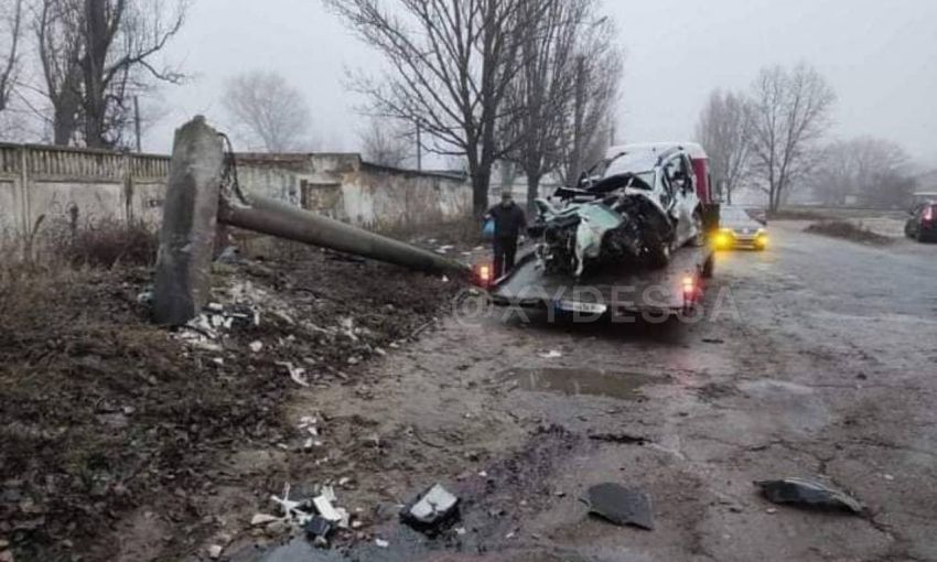 В Белгород - Днестровском встречный столб разрезал авто на две половины