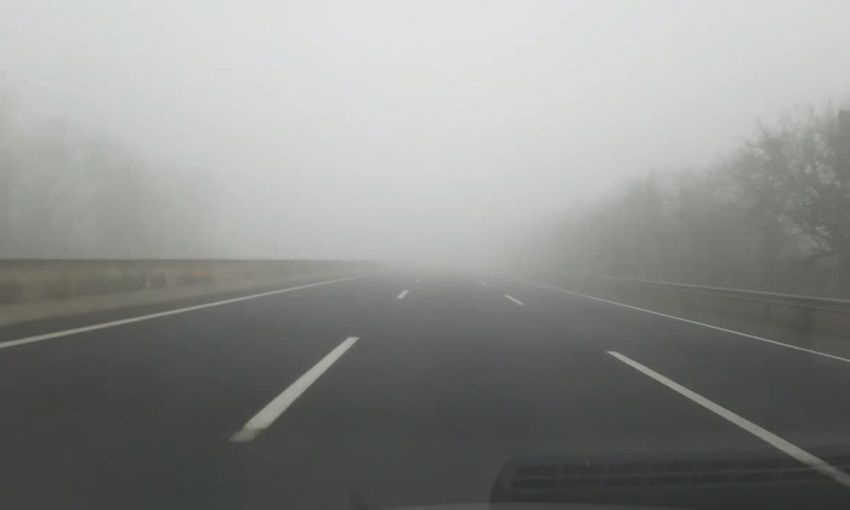Одессу вновь окутал густой туман (видео)