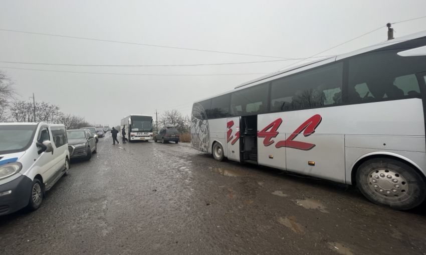 Сотни машин и автобусов застряли на украино-молдавской границе: КПП не работают из-за отсутствия электричества