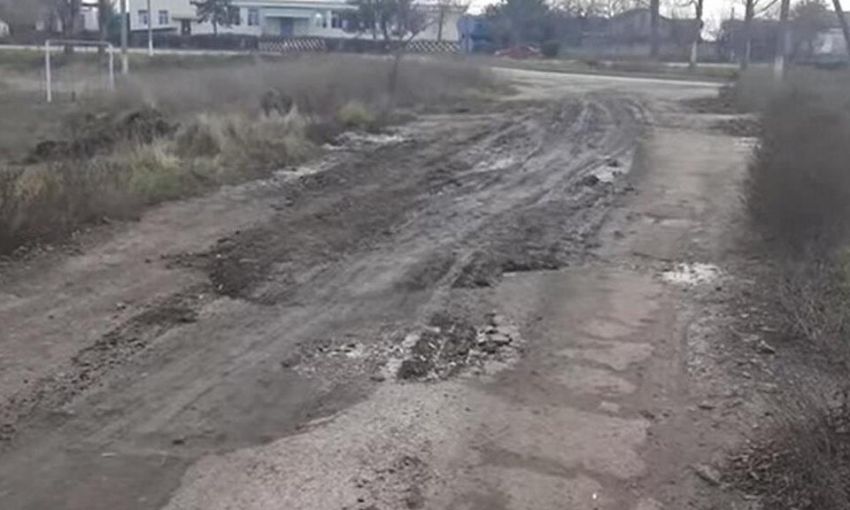 В селе Одесской области починили дорогу болотом
