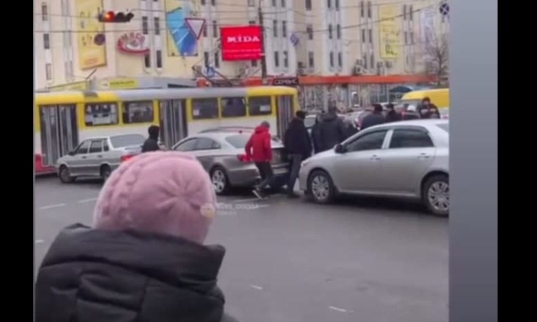 Одесситы запечатлели новогодний аншлаг на улицах возле Привоза (Видео)