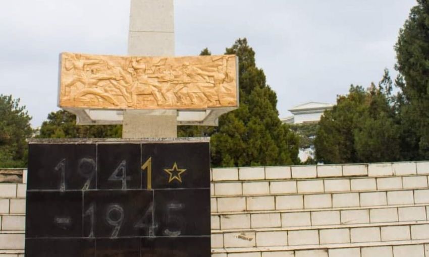 Обелиск Славы без памятных дат: неизвестный житель Черноморска «надругался» над памятником