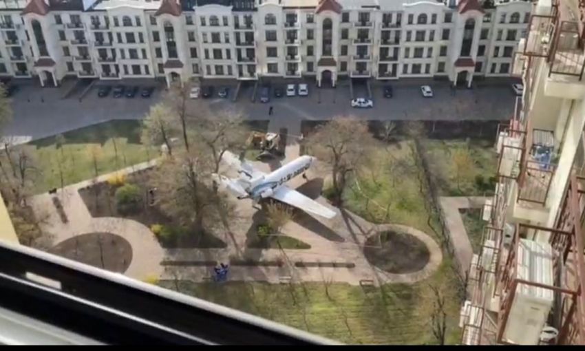 В одном из элитных районов Одессы демонтируют декорационный самолет