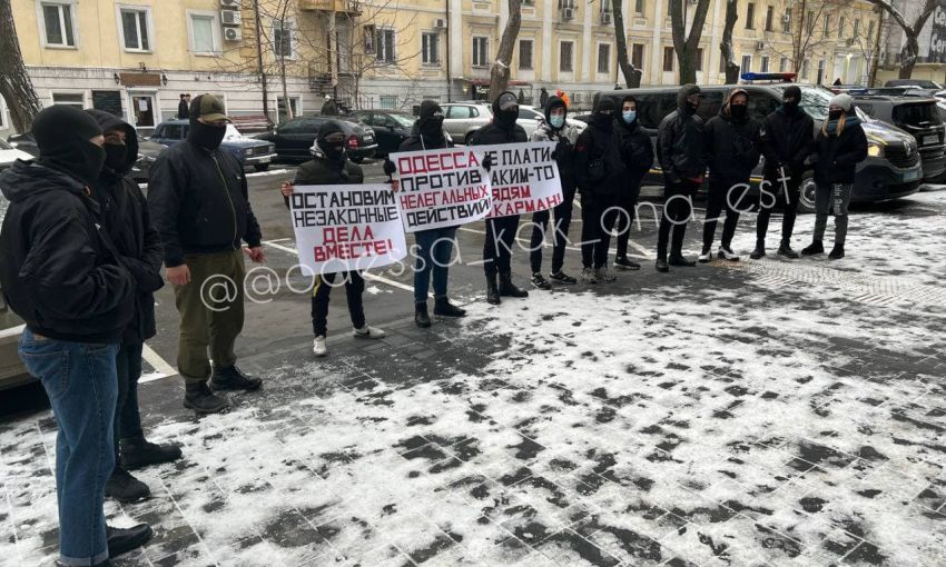 Одесские активисты вышли на митинг против нелегальных парковок.