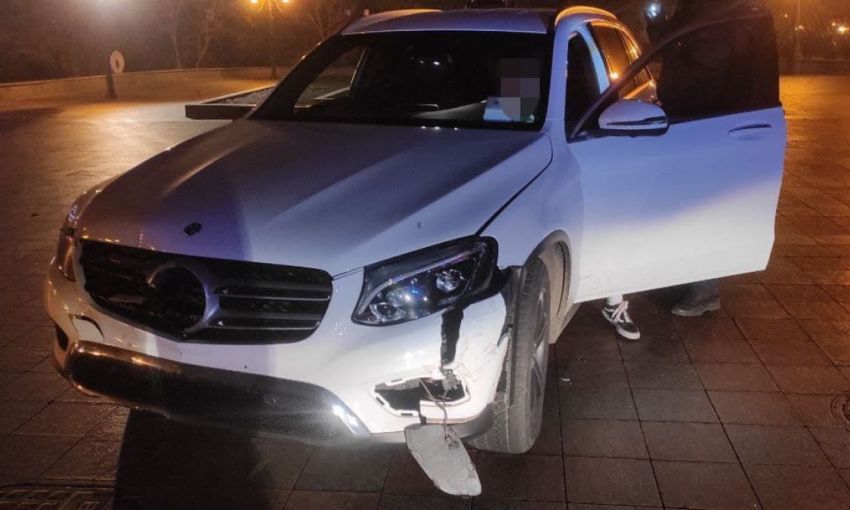 Нетрезвый одессит на Mercedes устроил заезд на Думской площади