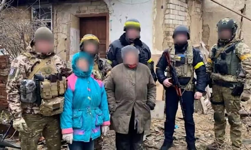 Одесские полицейские в Херсоне достали женщину из-под завалов