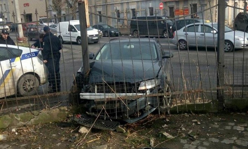 На Атамана Головатого автомобиль врезался в забор