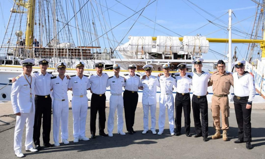 Курсанты Одесской морской академии практикуются на иностранных военных парусниках