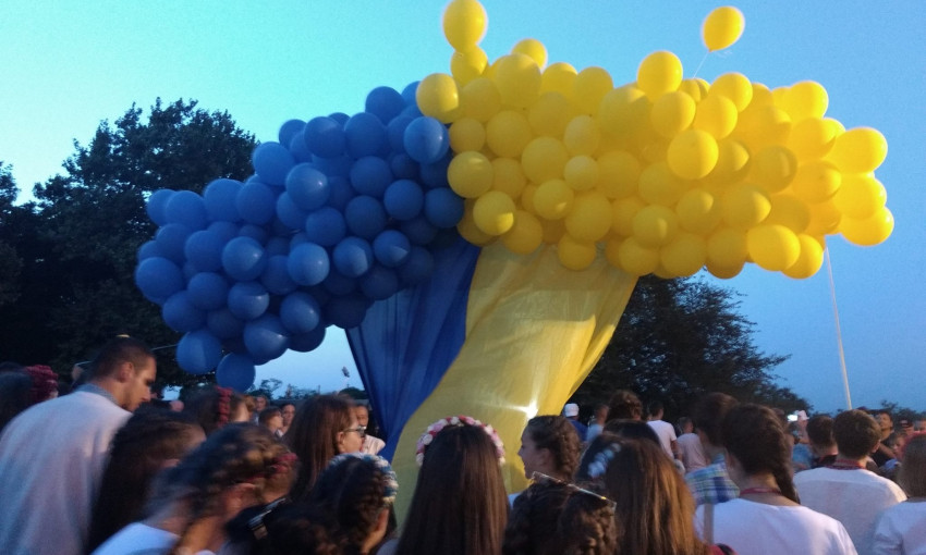 Одесситы запустили государственный флаг в небо на воздушных шарах