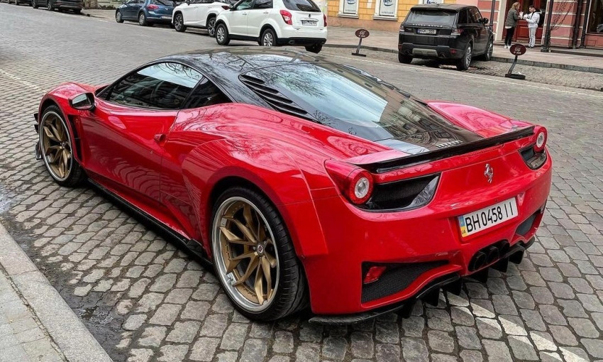 В Одессе появился тюнингованный суперкар Ferrari