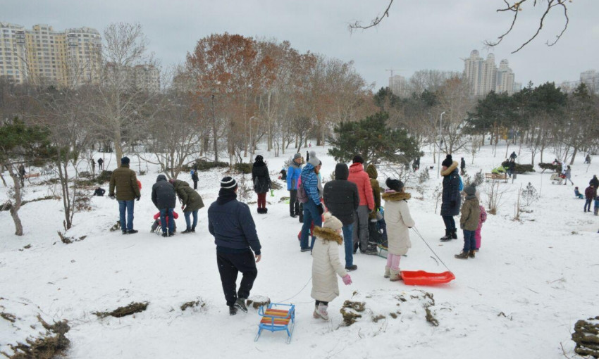 Зима в парке Победы: одесситы развлекаются и празднуют