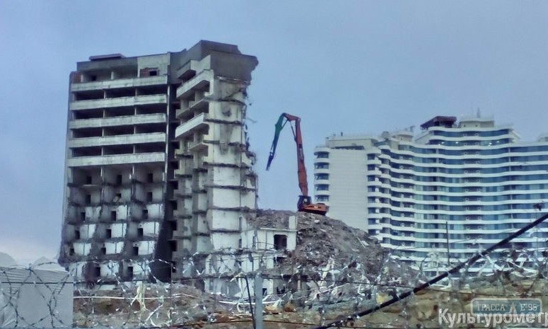 На Фонтане сносят 17-этажный советский недострой