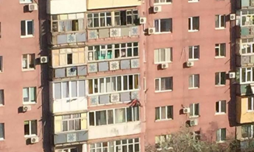 Черноморск: пенсионерка чудом осталась жива, выпав из окна шестого этажа