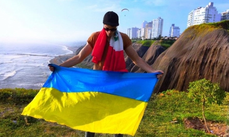 Одессит на краю света развернул украинский флаг