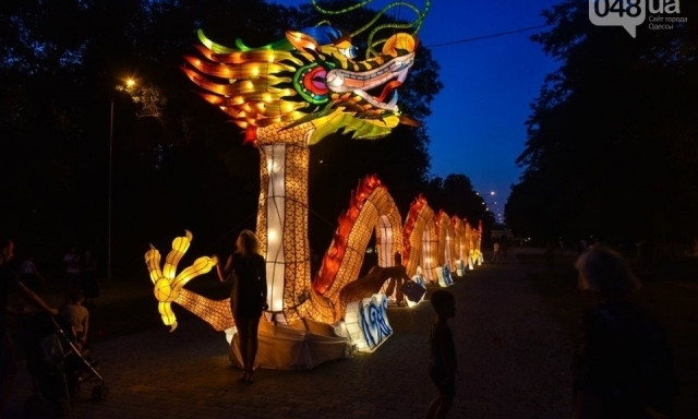 Фестиваль гигантских китайских фонарей будет работать дольше запланированного