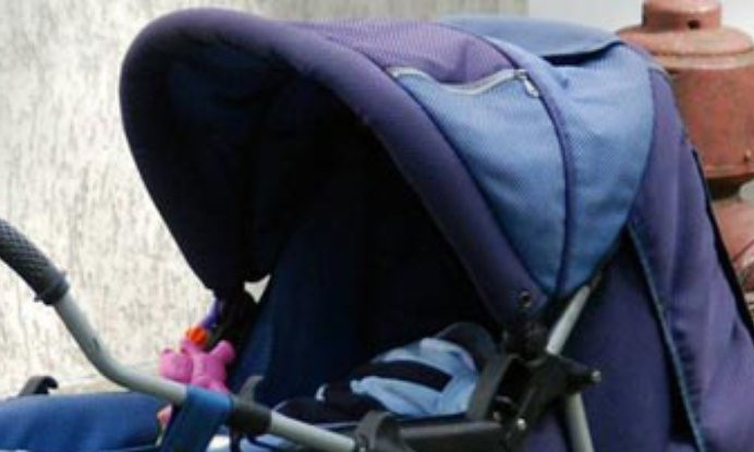 Горе-мать бросила младенца в коляске в центре Одессы