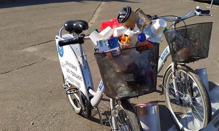 Прокатные велосипеды снова превратили в мусоровозы 