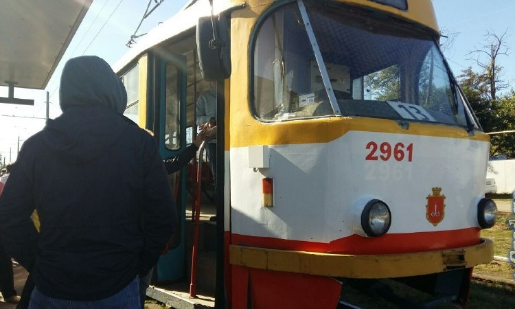 На ходу задымился вагон 13-го трамвая: пассажиров эвакуировали