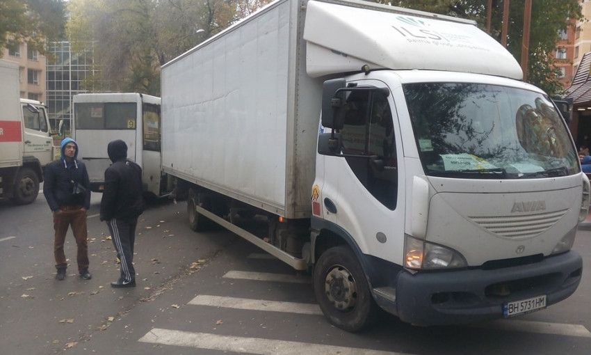 На проспекте Шевченко не разминулись грузовик и маршрутка