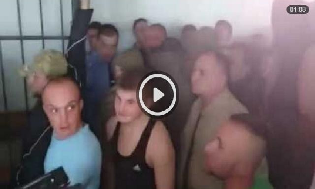 Активисты взяли в осаду Апелляционный суд и угрожают судьям