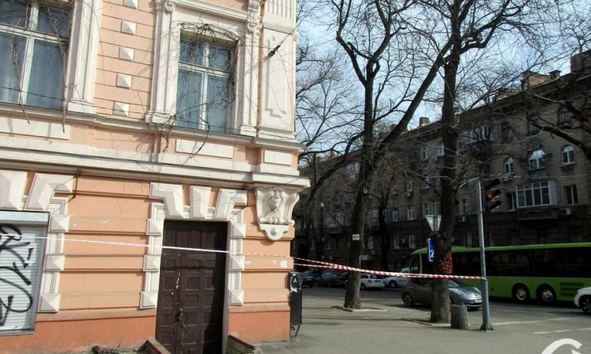 В Одессе часть фасада нависла над тротуаром и может упасть в любой момент 