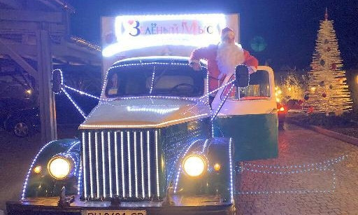 Рождественский грузовичок колесит по вечерним одесским улицам