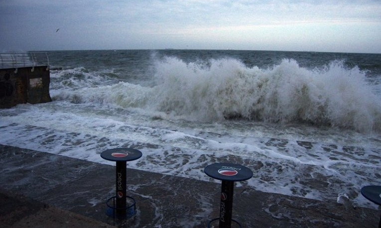 Погода в Одессе не останавливает любителей купаться в шторм