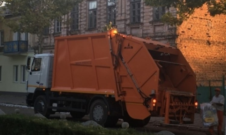 В Болграде наконец-то появился новый мусоровоз