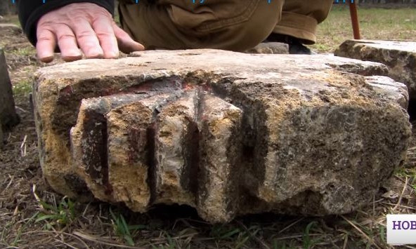 В Преображенском парке обнаружены старинные надгробия