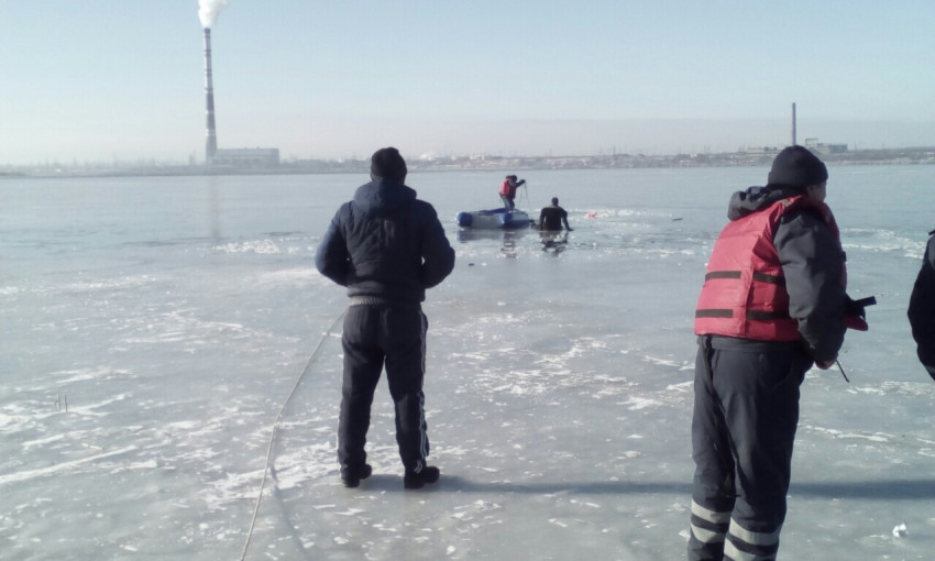 Спасатели обнаружили тела оказавшихся подо льдом людей