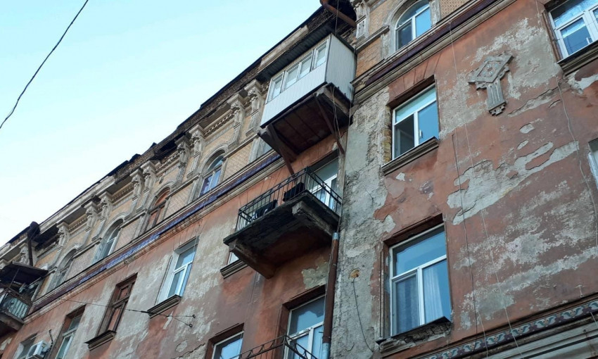 Очередное обрушение фасада здания — на этот раз на Ольгиевской